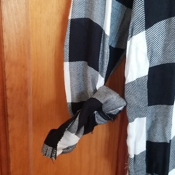 Black and white button down shirt - Picture 4 of 8